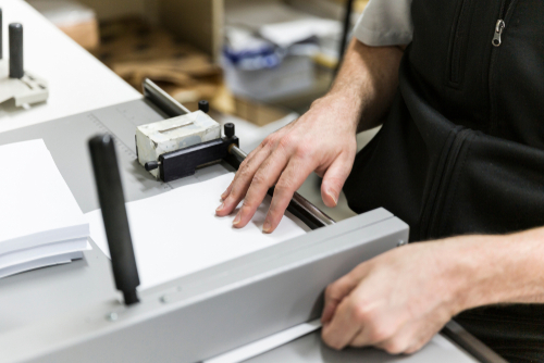 A Guide to Selecting the Perfect Paper Guillotine for Your Workspace