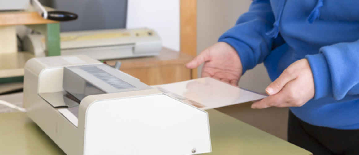 pouch-laminating-machine-close-up